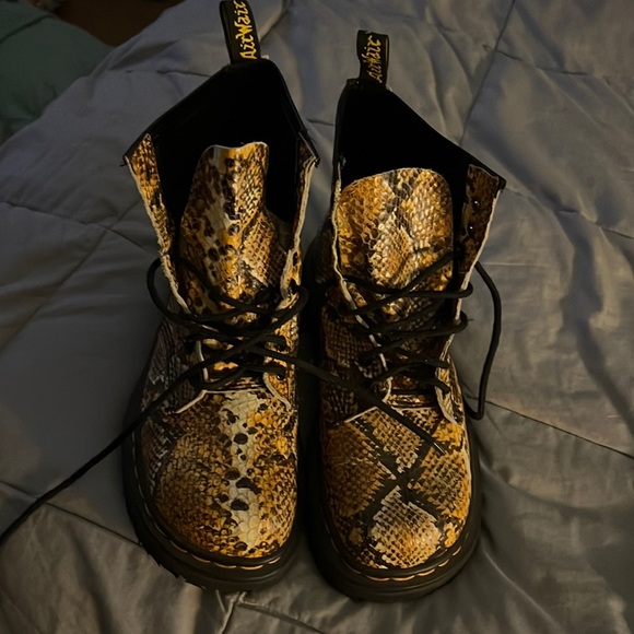 Dr marten snake leather boots brown/tan